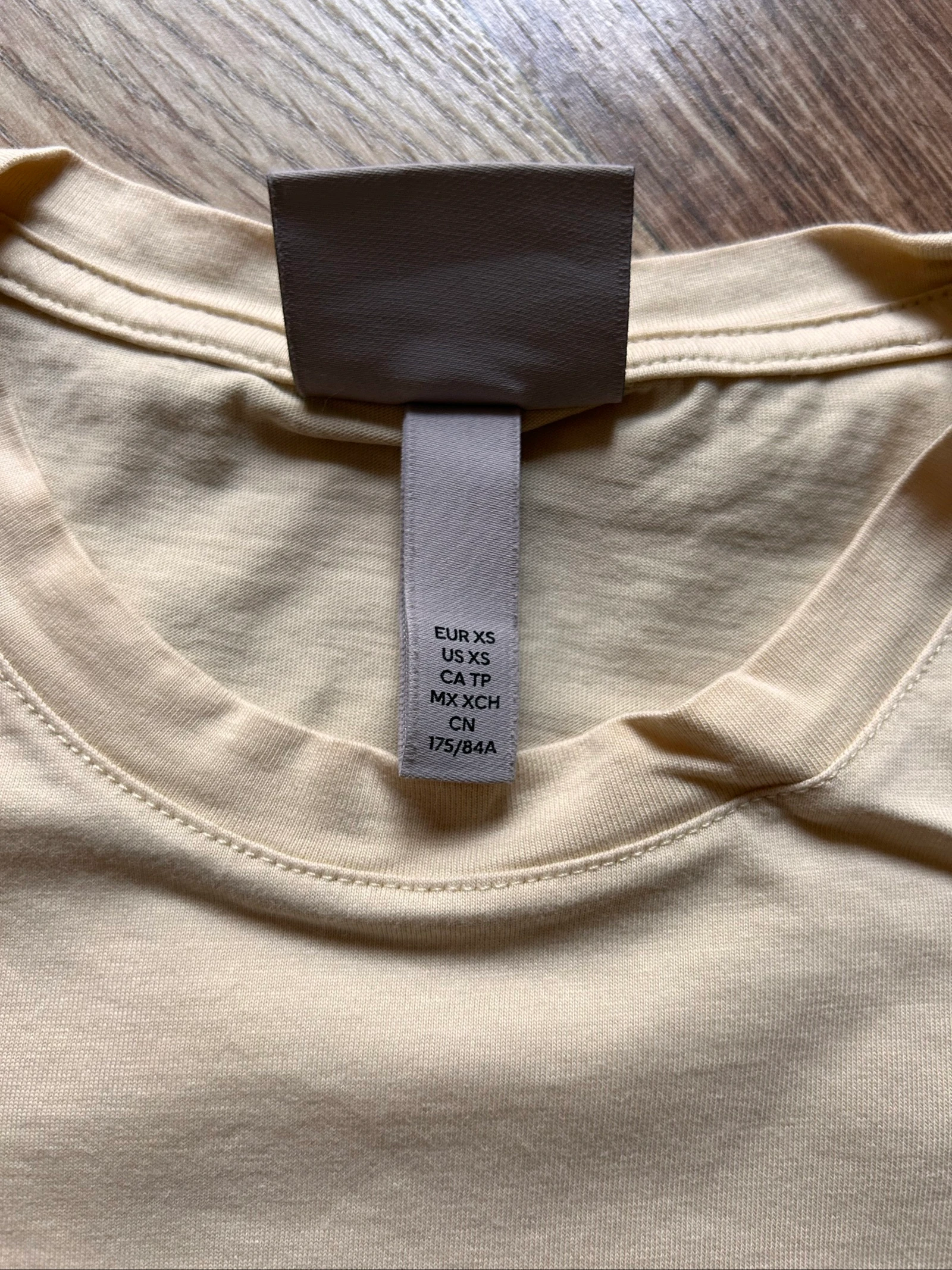 Basic H&M pastel yellow / light beige t-shirt — Size XS – photo 3